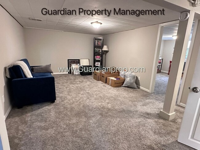 Building Photo - St Louis Park Single Family Home, Fenced In yard, Washer/Dryer, Fenced 1 Car Garage