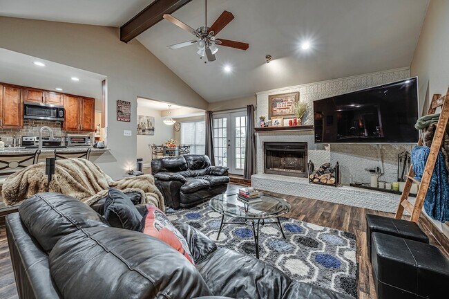 Building Photo - 211 Willow Creek Ct