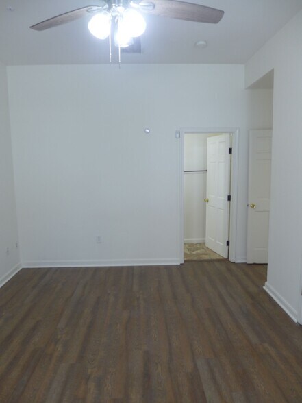 Building Photo - 326 Park Ave
