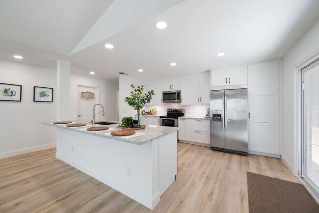 Building Photo - Charming Modern Home with Chef’s Kitchen & Spacious Outdoor Living