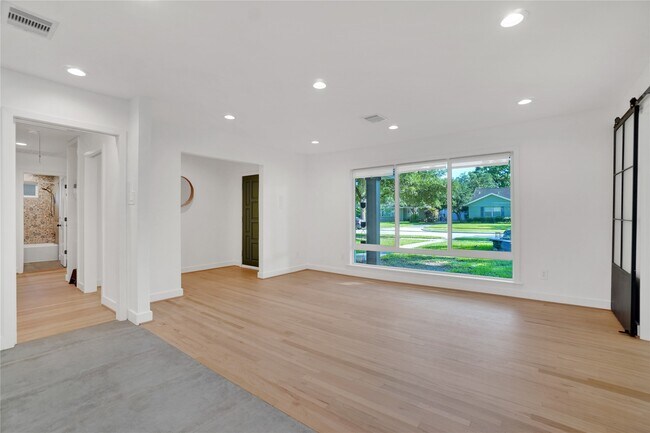 Building Photo - 5226 Kinglet St