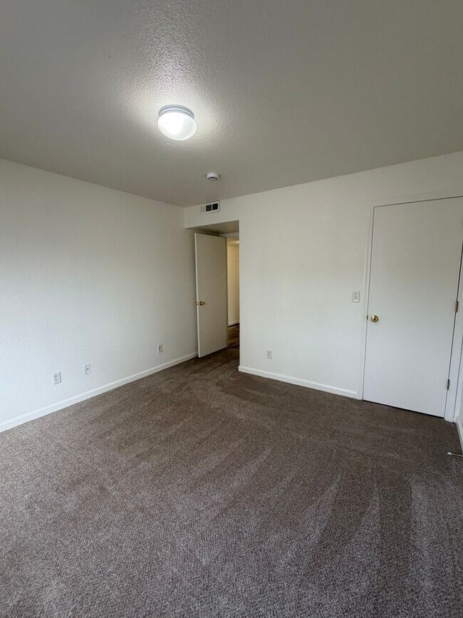 Building Photo - 360 Linden St