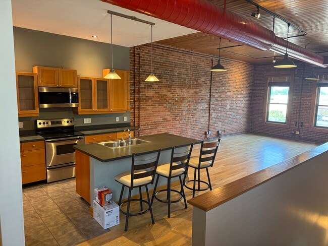 Building Photo - 109 2nd St S