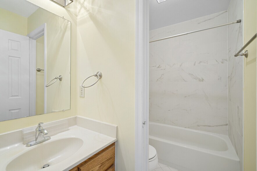En-suite vanity and shower/tub combo - 1140 N Taylor St
