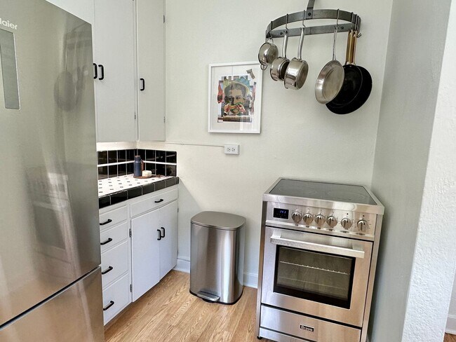 Building Photo - Charming 1 bed condo in desired Eastlake! ...