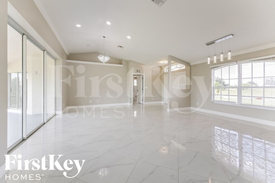 Building Photo - 530 NE 15th Terrace