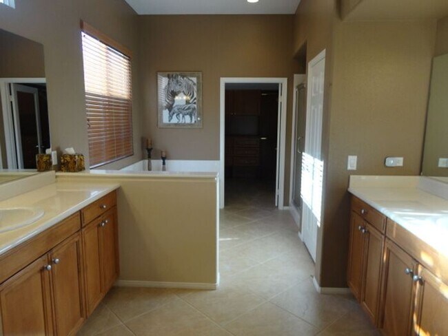 Building Photo - Luxurious 2 + 2.5 Belcaro 2392 SQFT Retire...