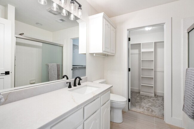 Building Photo - 890 Topaz Ln