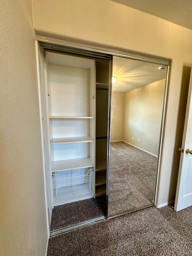 Building Photo - Large 3 bedroom home with loft and large b...