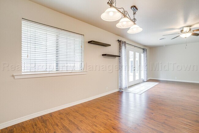 Building Photo - 1813 Thomas Pl
