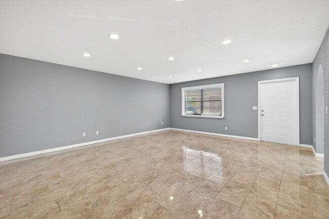 Building Photo - 2 Bedroom 2 Bath Condo with Community pool