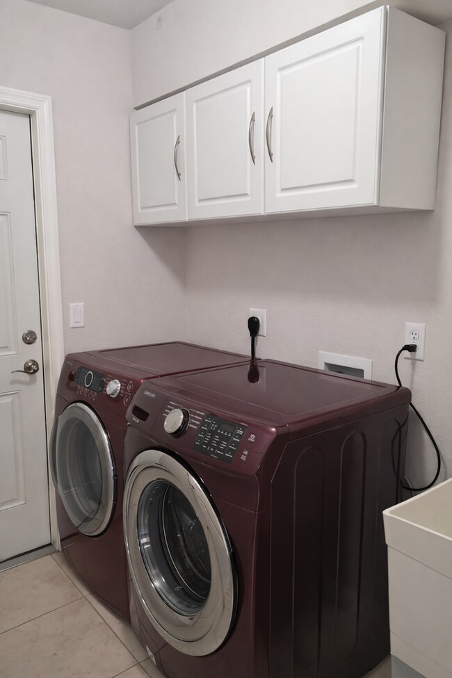 Building Photo - Spacious Three-Bedroom Home with Open Floor Plan, Large Yard & Screened Patio