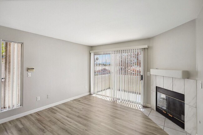 Building Photo - Centrally Located 3 Bed Condo In Gated Com...
