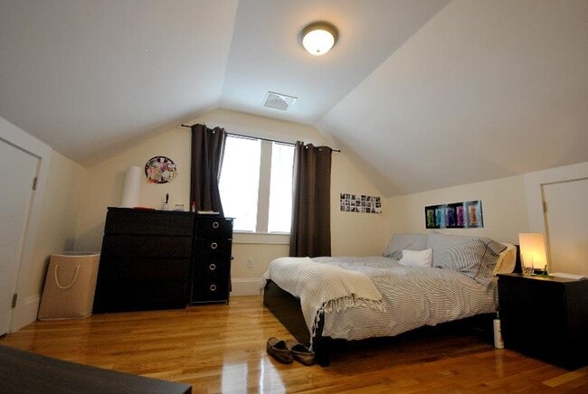 Building Photo - 2 Larose Pl