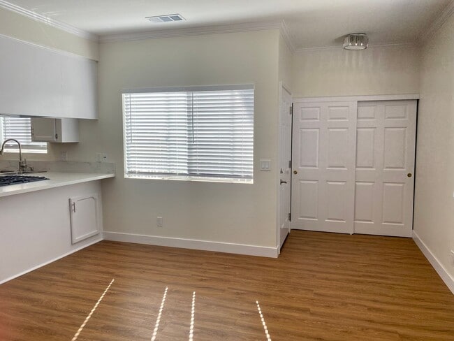 Building Photo - Upstairs 2BD Apartment Home! Great PB Location! Garage! AC!