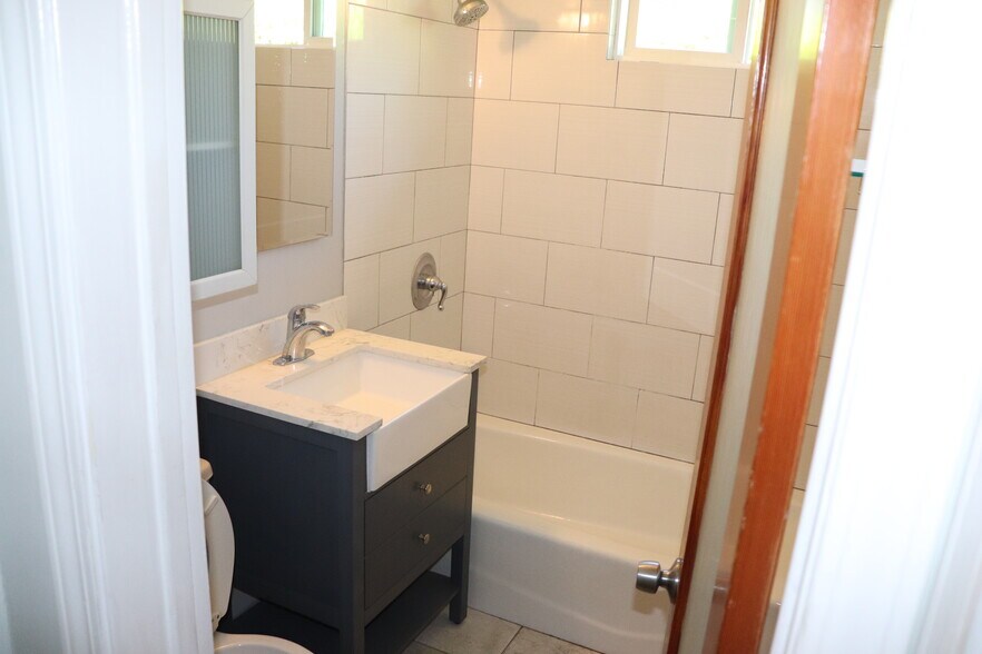 Building Photo - 4048 Baywood St