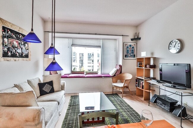 Building Photo - Spacious Jr. 1 Bedroom near Levi's Plaza |...