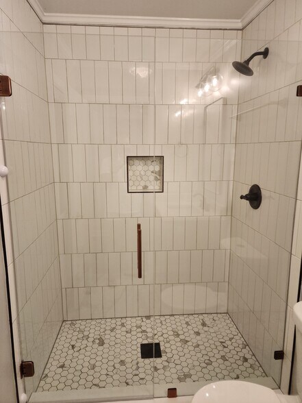 Upstairs bathroom - 6967 Staghorn Ln