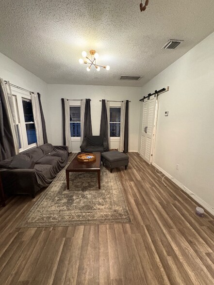 Building Photo - 624 S Pine St