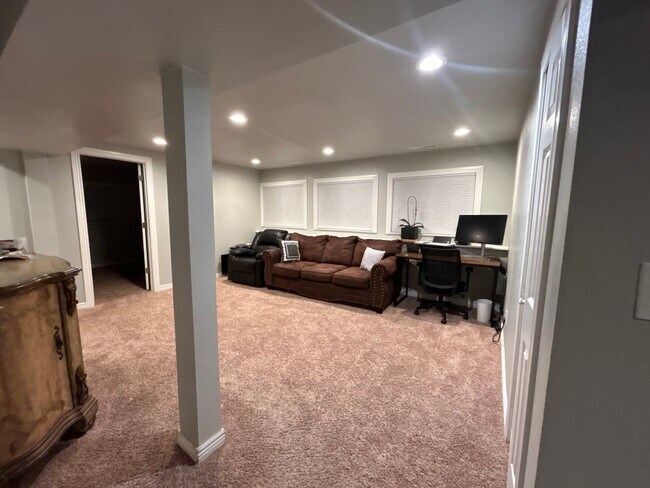 Building Photo - 3108 Moonbeam Cir S