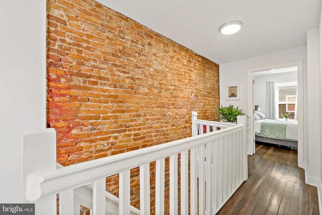 Building Photo - 2648 E Mayfield St