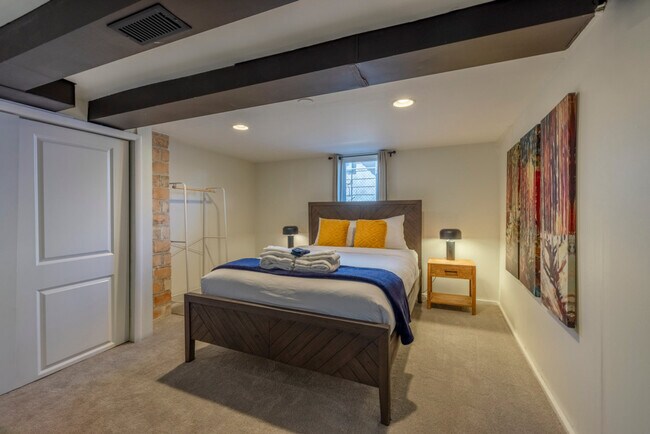 Building Photo - 356 E Utopia Ave