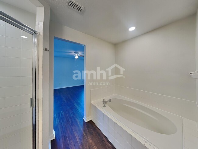 Building Photo - 1037 Sandhill St