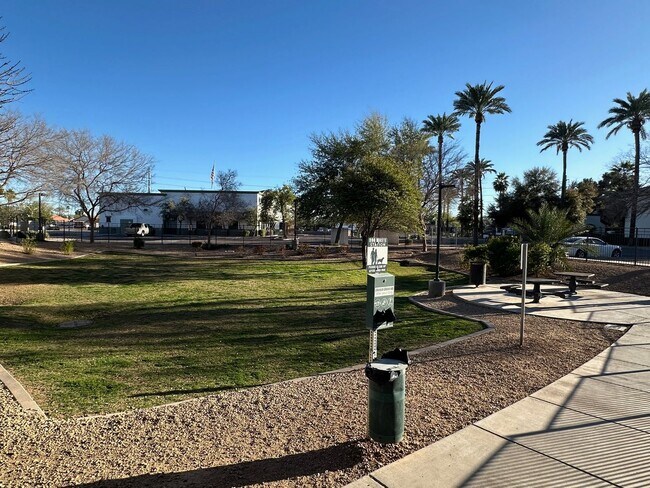 Building Photo - 4 bed 2.5 bath townhouse in The Crossings