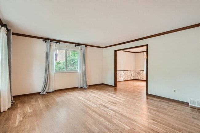 Building Photo - **Stunning 5-Bedroom 4-Bathroom Home in Li...