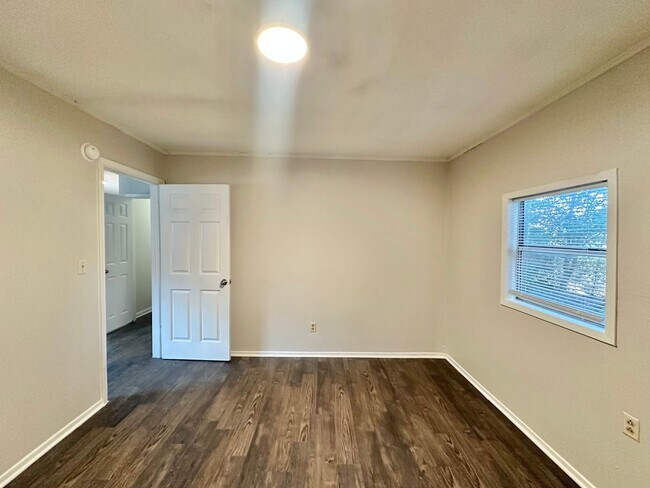 Building Photo - Available Now! 2 Bedroom, 1 Bath (Plus Bon...