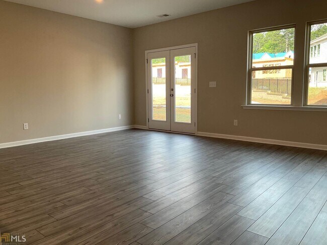 Building Photo - 2066 Pine Tree Dr