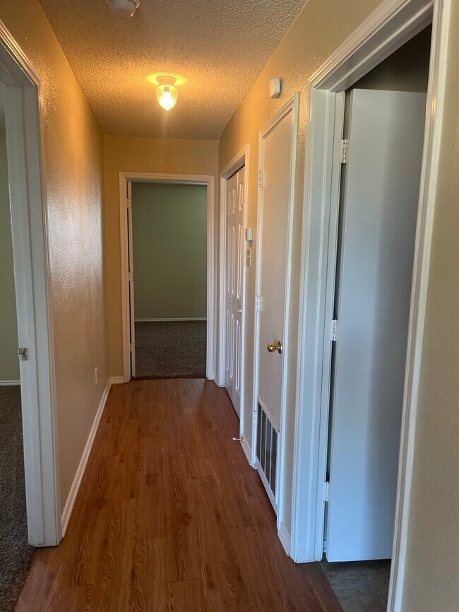 Building Photo - 2nd floor apartment water included! walkin...