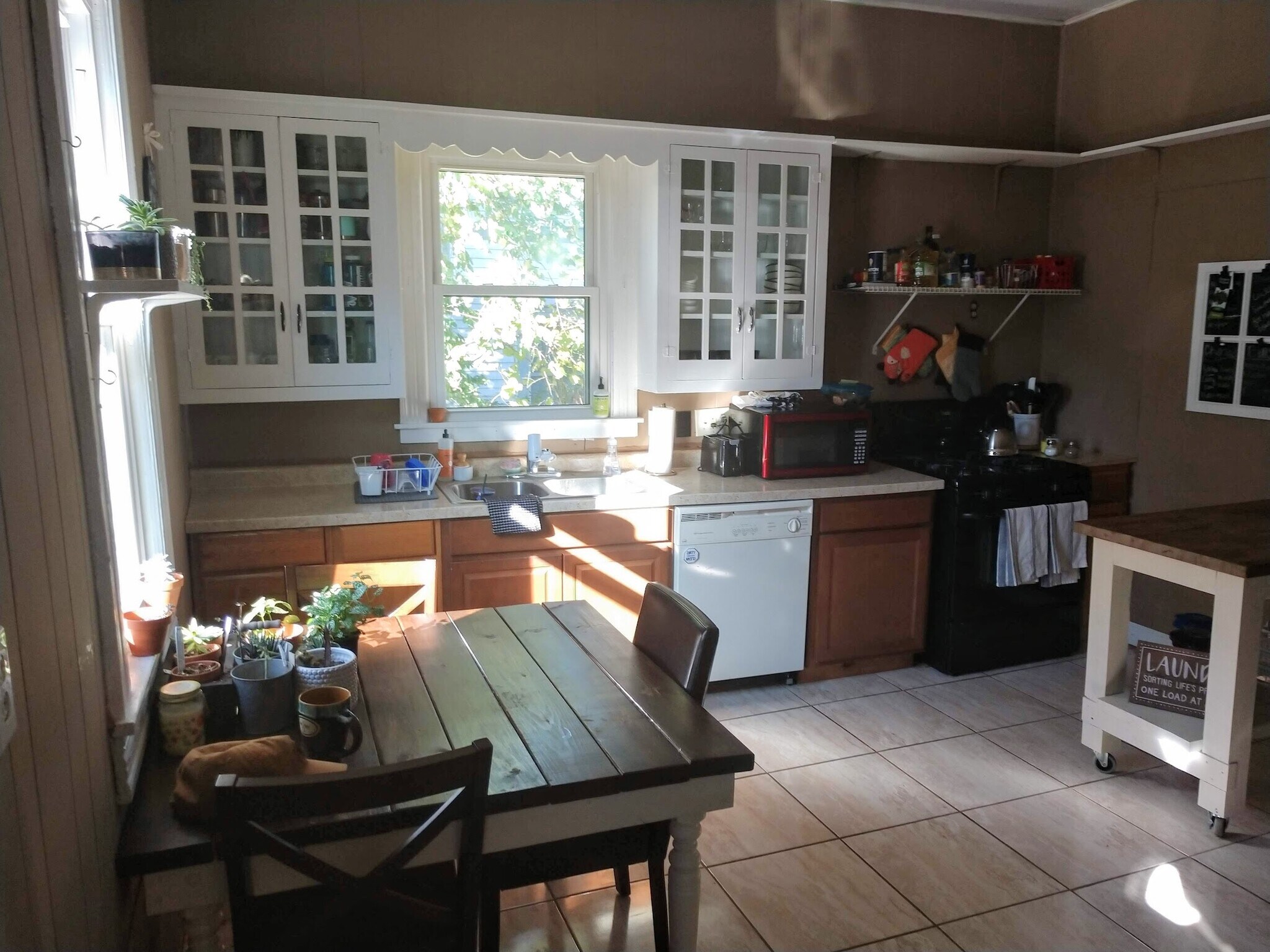 Building Photo - 714 E 2nd St