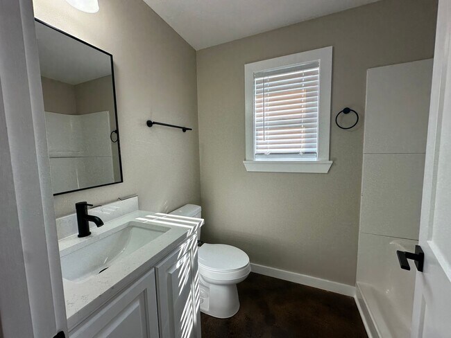 Building Photo - 501 Ave 3 NW