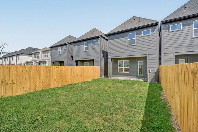 Building Photo - 305 Marcella St