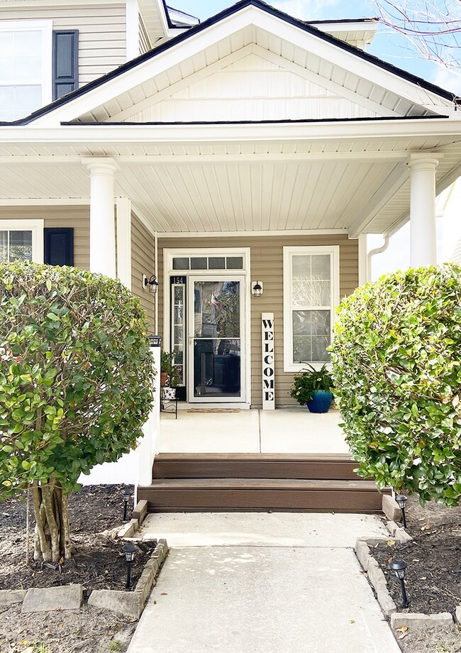 Building Photo - Charming, Spacious, Single Family Home in ...