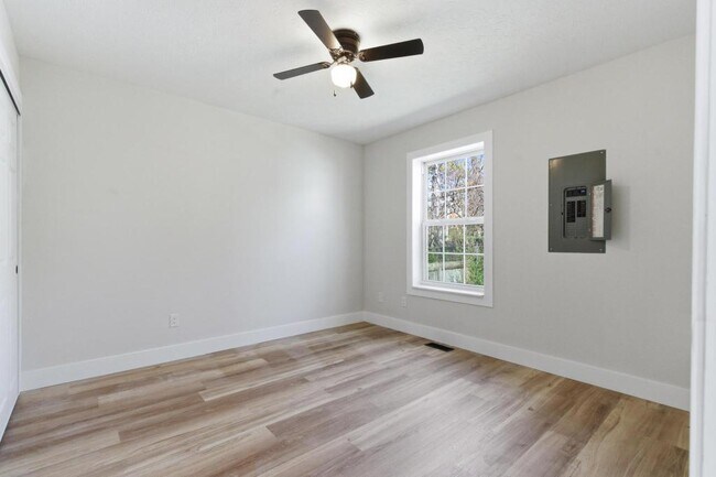 Building Photo - 144 N Quentin Ave