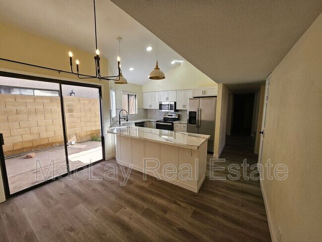 Building Photo - 4024 E Hiddenview Dr