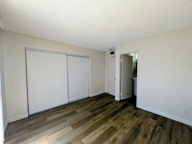 Building Photo - 955 W Devonshire Ave