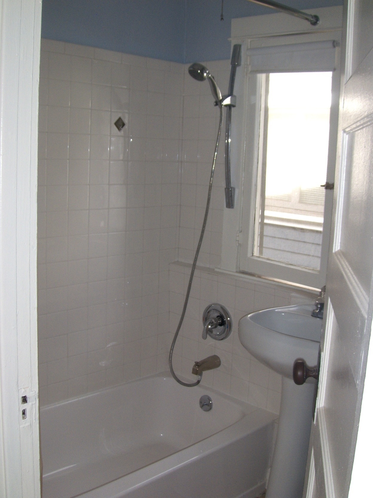 bath room - 422 El Centro St