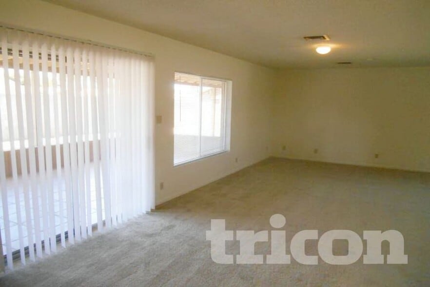 Building Photo - 823 W Juanita Cir