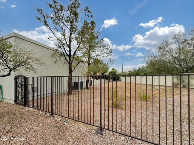 Building Photo - 15036 N Dogwood Ln