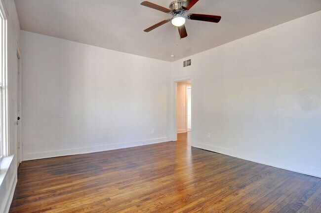 Building Photo - Near Southside Downstairs Duplex