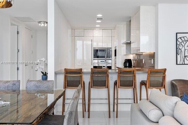 Building Photo - 17475 Collins Ave