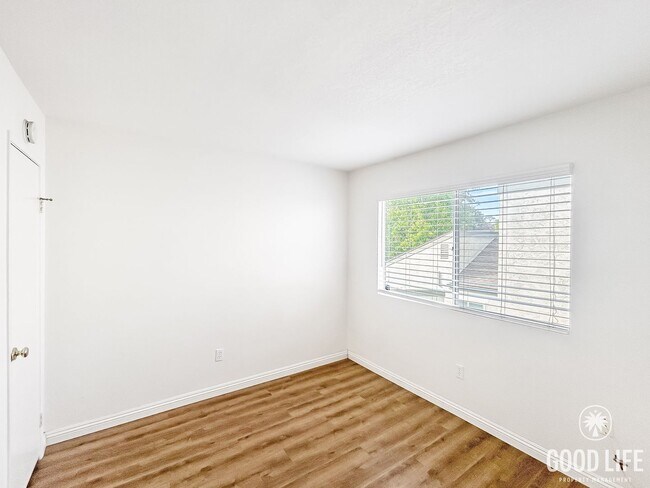 Building Photo - Stunning 3BD/2.5BA W/ Reserved Parking and Community Pool in Tierrasanta!