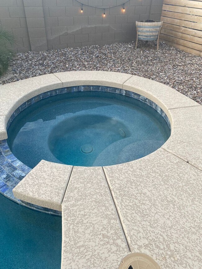 Building Photo - Fully furnished short term rental in Florence w/heated pool and spa