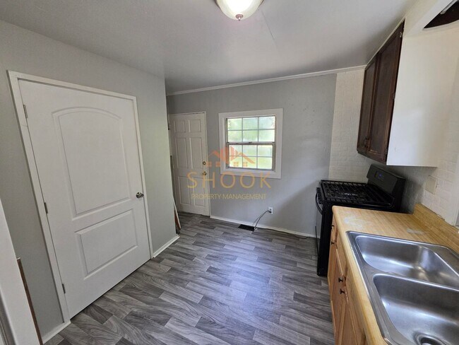 Building Photo - 2 BR