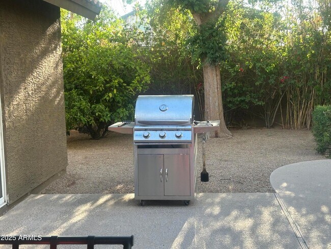 Building Photo - 6002 E Beck Ln