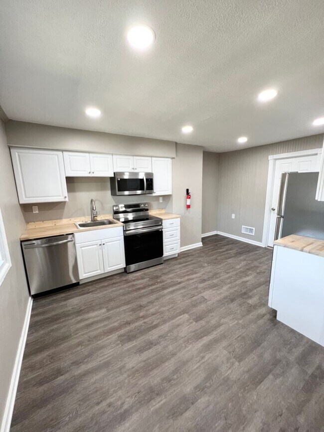 Building Photo - Newly Renovated 3 Bedroom, 1 Bathroom in Spring Hill- Central Air and Brand New Kitchen!!