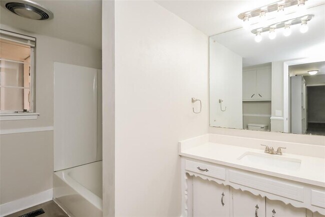Building Photo - 2904 Huntleigh Dr